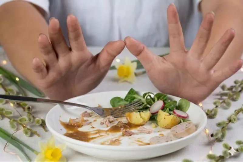 Wielkanocne stoły pełne potraw. Polacy wciąż marnują tony jedzenia